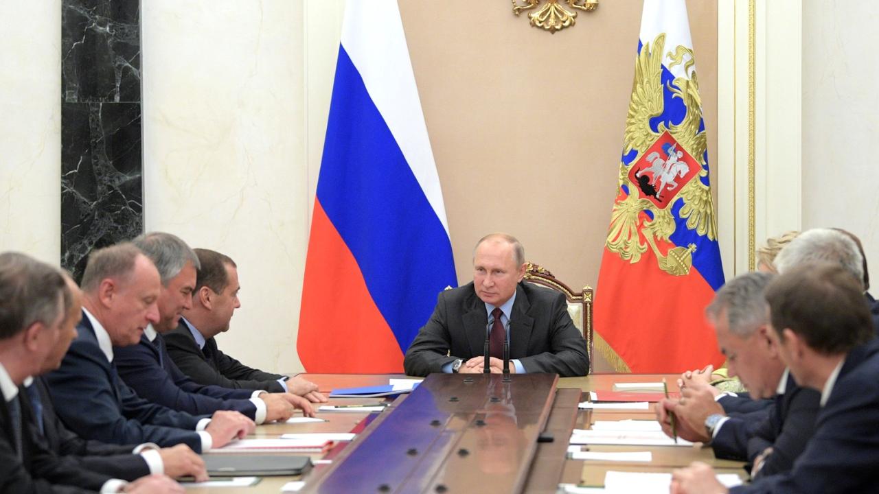 Rysslands president Vladimir Putin under ett möte med det nationella säkerhetsrådet. Arkivbild.