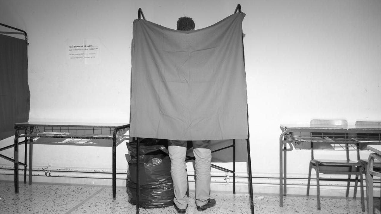 En man röstar i ett lokalval i grekiska Vrachati. Arkivbild.