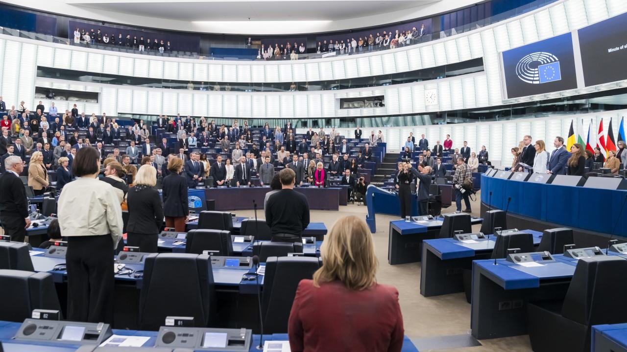 En tyst minut inledde debatten i EU-parlamentet om masskjutningen i Örebro. 