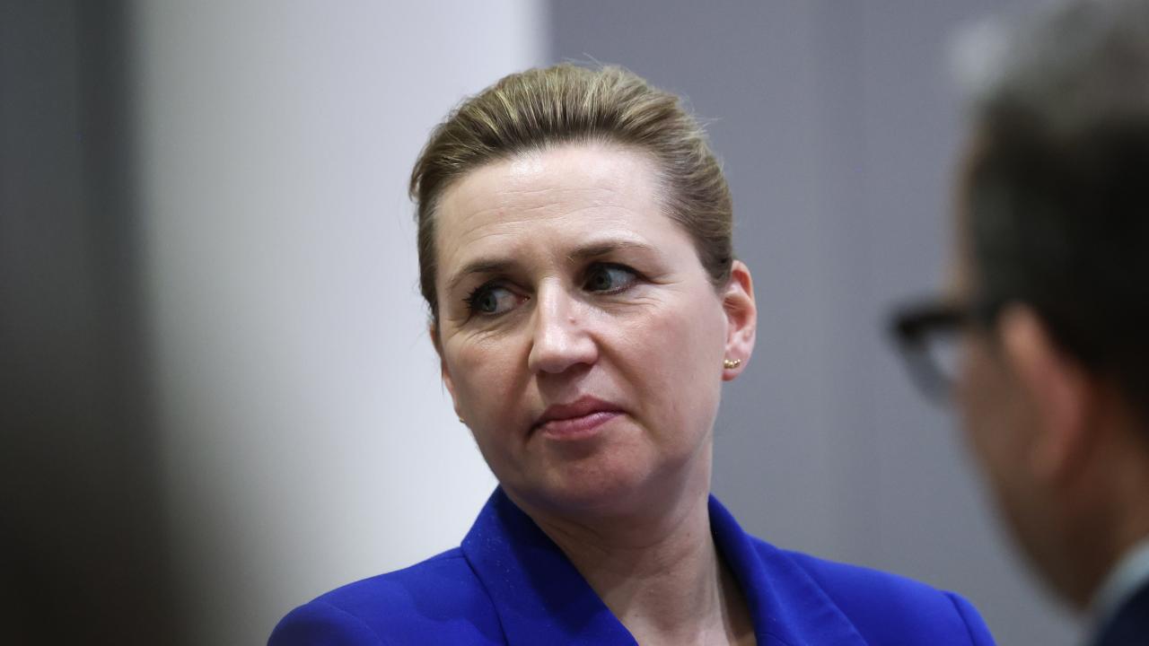 Danska statsministern Mette Frederiksen ser ut att gå mot en tredje mandatperiod trots det historiskt dåliga valresultatet för hennes socialdemokrater. Arkivbild.