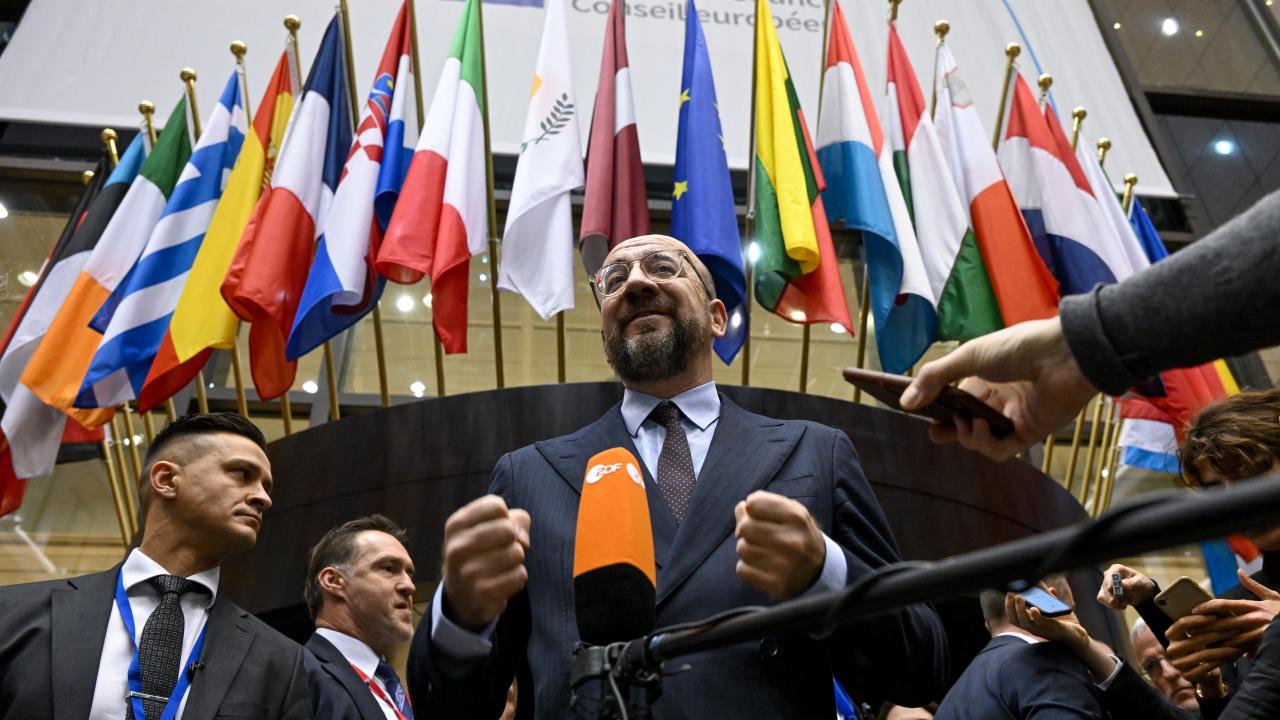 Europeiska rådets ordförande Charles Michel informerar journalister efter EU-toppmötets första dag.