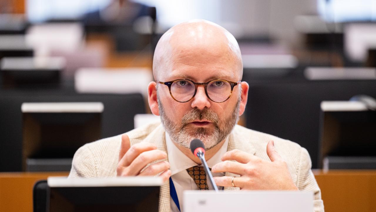 Sverigedemokraternas Charlie Weimers leder arbetet med rapporten om EU-parlamentets syn på arbetet i EU-domstolen. Arkivbild.