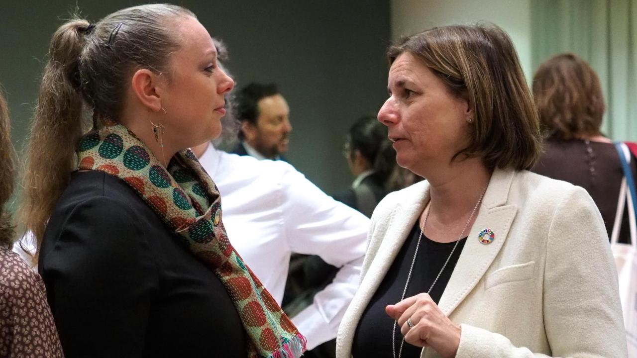 Miljö- och klimatminister Isabella Lövin (MP) till vänster i bild i samtal med Luxemburgs miljöminister  Carole Dieschbourg från Gröna partiet på EU:s ministerrådsmöte.
