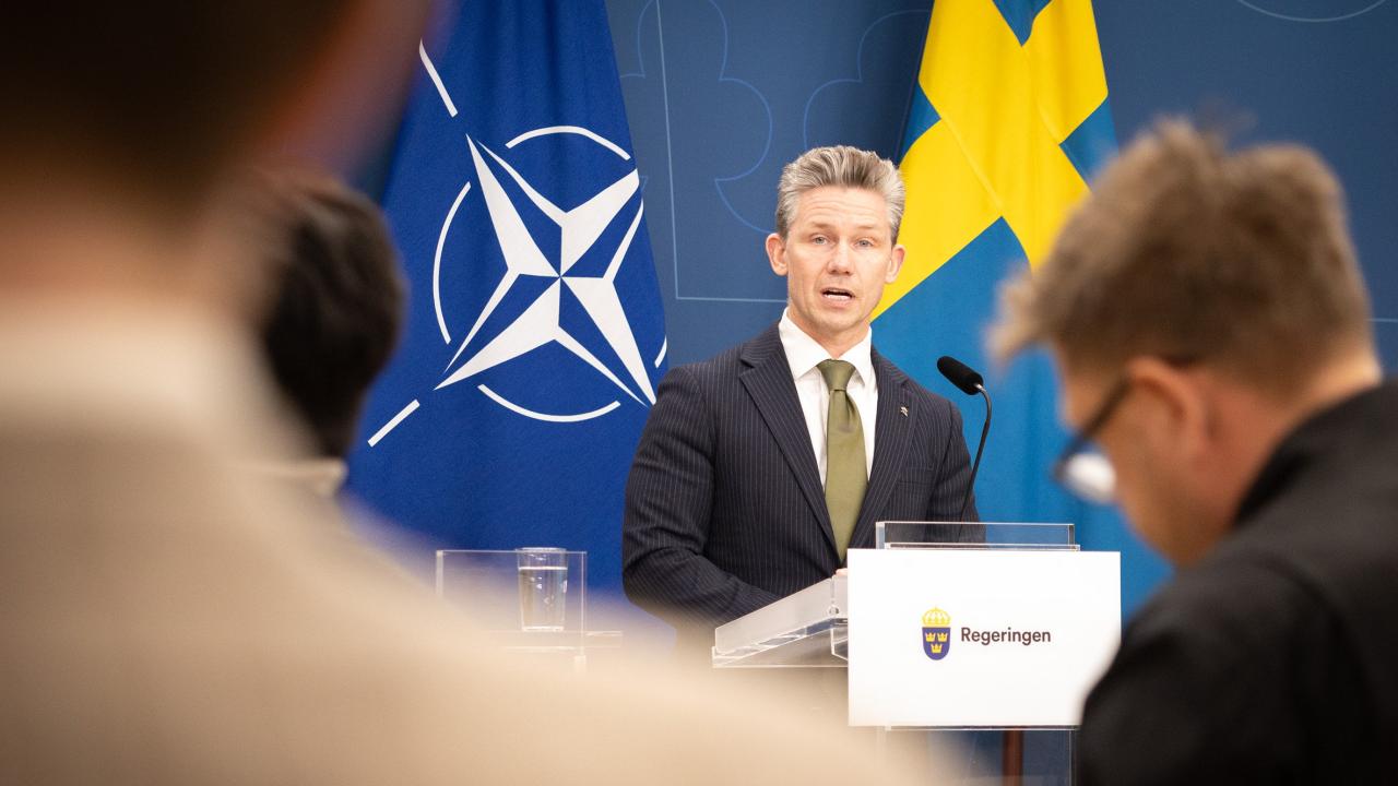 Försvarsminister Pål Jonson (M) presenterar det största svenska militärstödet till Ukraina hittills.