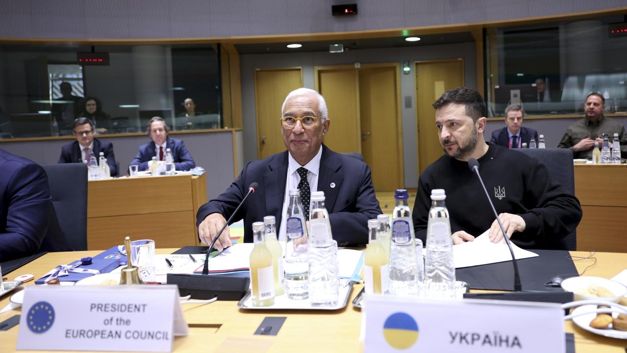 Europeiska rådets ordförande António Costa och Ukrainas president Volodymyr Zelensky under torsdagens EU-toppmöte. 