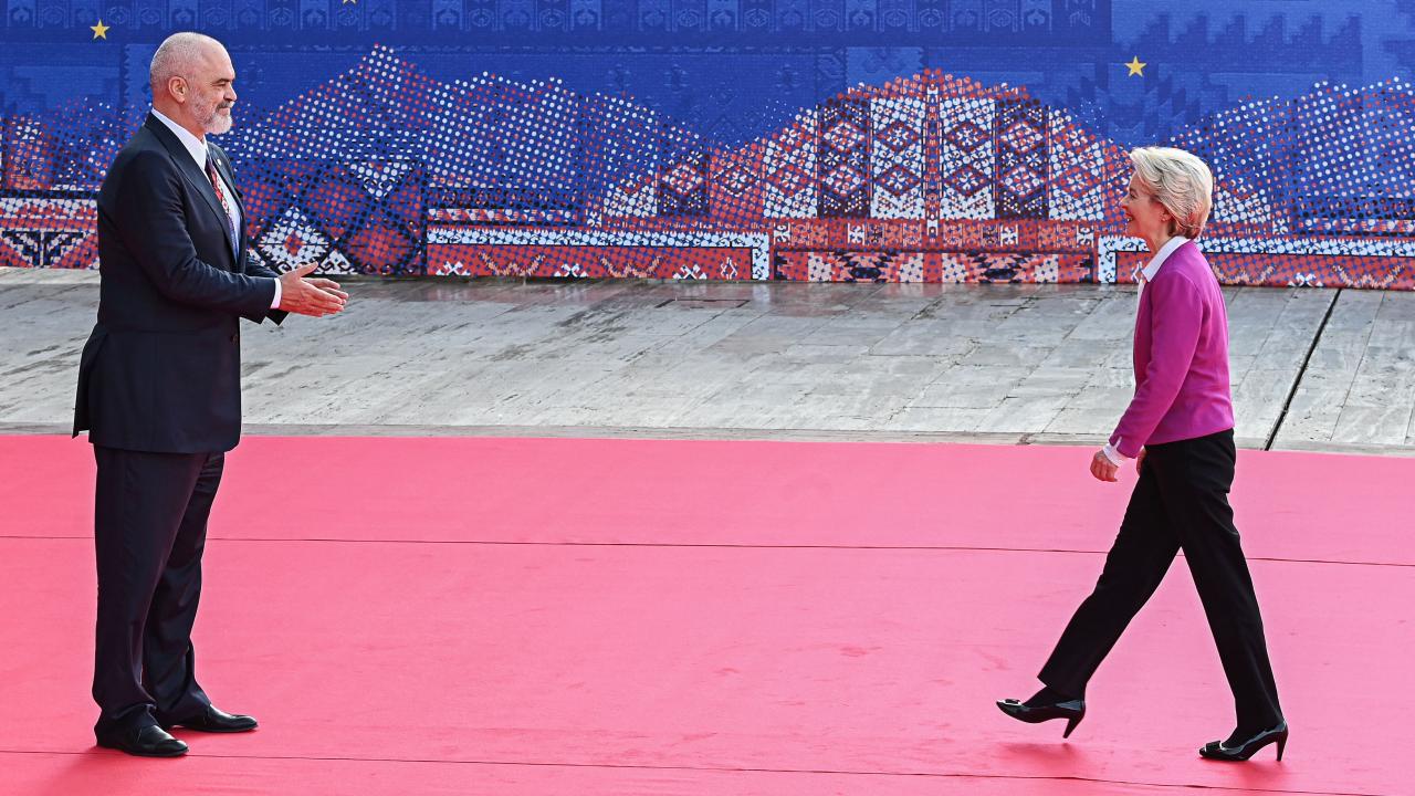 Albaniens premiärminister Edi Rasa välkomnar EU-kommissionens ordförande Ursula von der Leyen på toppmötet mellan EU och västra Balkan den 6 december. 