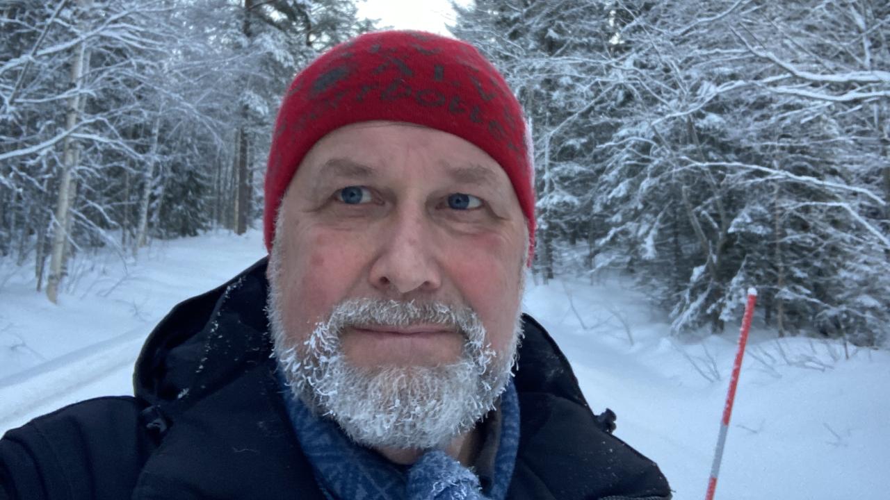 Vänsterpartiets förstanamn i EU-valet Jonas Sjöstedt i ifrågasätter Liberalernas dubbla inställning till Viktor Orbáns Ungern.