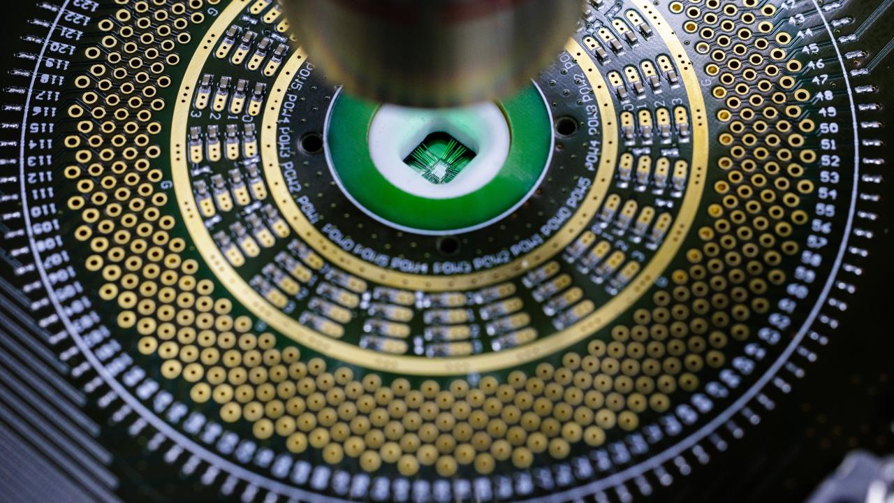 EU:s ambitiösa halvledarmål riskeras såvida inte EU-kommissionen styr upp verksamheten menar EU:s revisorer. Bilden visar halvledarutveckling på tysk fabrik.