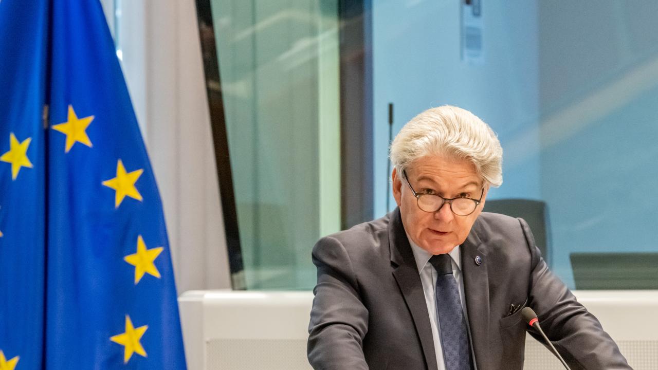 EU:s inremarknadskommissionär Thierry Breton har till uppgift att se till att EU:s nya lagstiftning som syftar till att reglera konkurrens mellan mindre företag och stora nätjättar, så kallade grindvakter, efterlevs. Arkivbild.