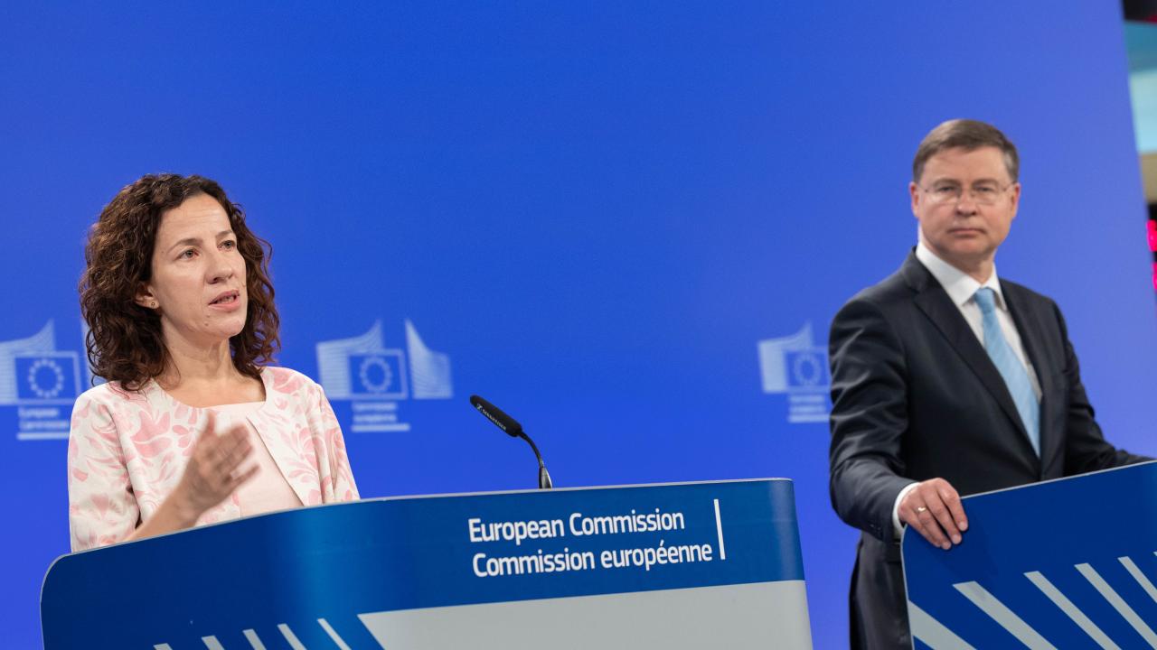 EU:s sysselsättningskommissionär Roxana Mînzatu och ekonomikommissionär Valdis Dombrovskis presenterar vårrapporten.