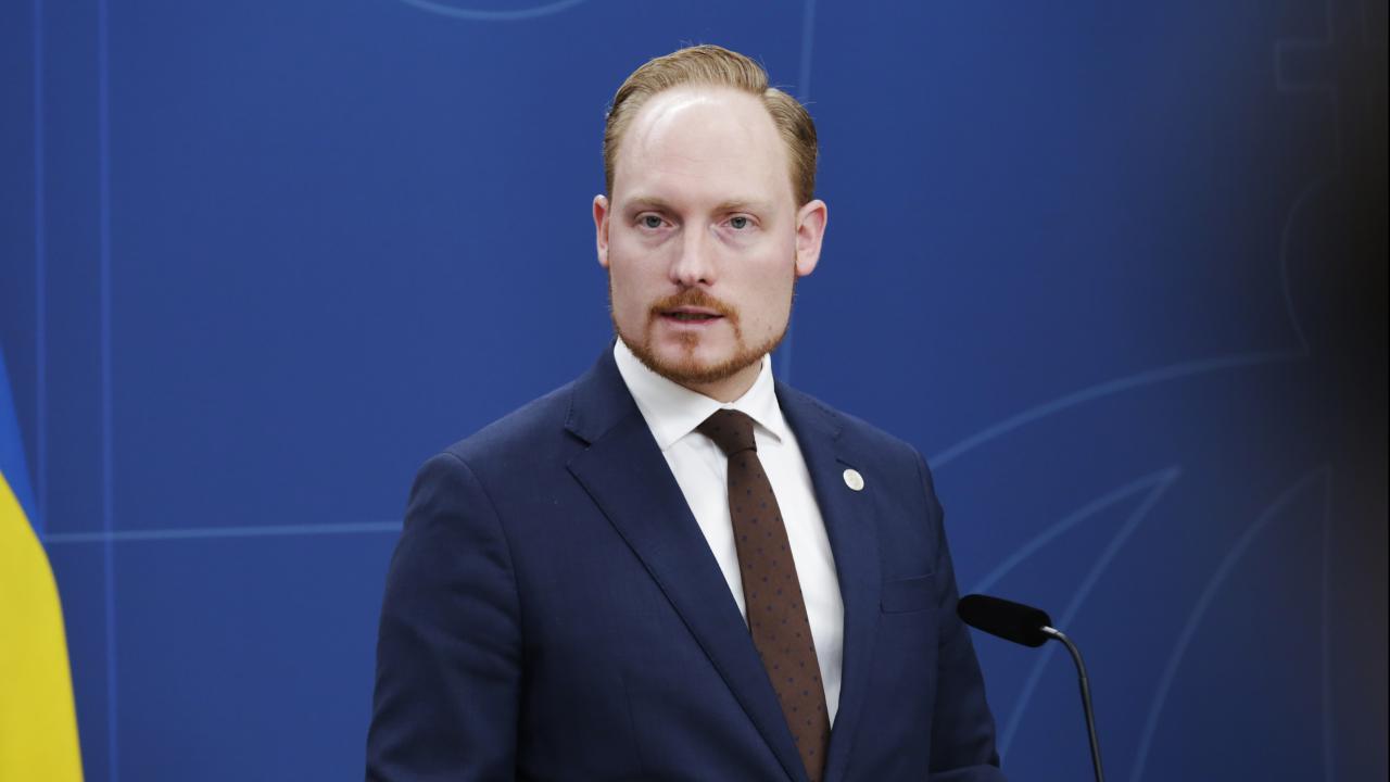 Aron Emilsson, SD:s utrikespolitiske talesperson, vill inte att Ungerns regeringsparti Fidesz ska få gå med i SD:s partigrupp ECR i EU-parlamentet.