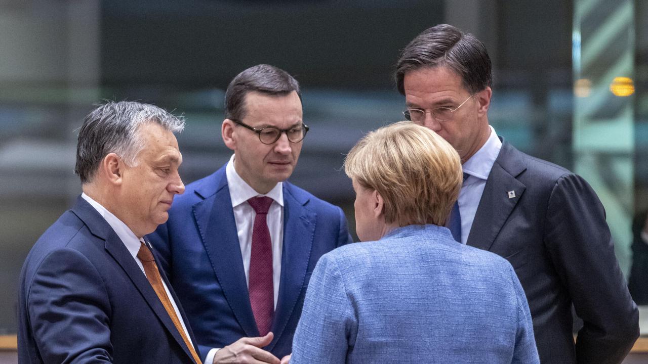 Ungerns och Polens premiärministrar Viktor Orbán och Mateusz Morawiecki i samtal med den tyska förbundskanslern Angela Merkel och Nederländernas premiärminister Mark Rutte. Arkivbild.