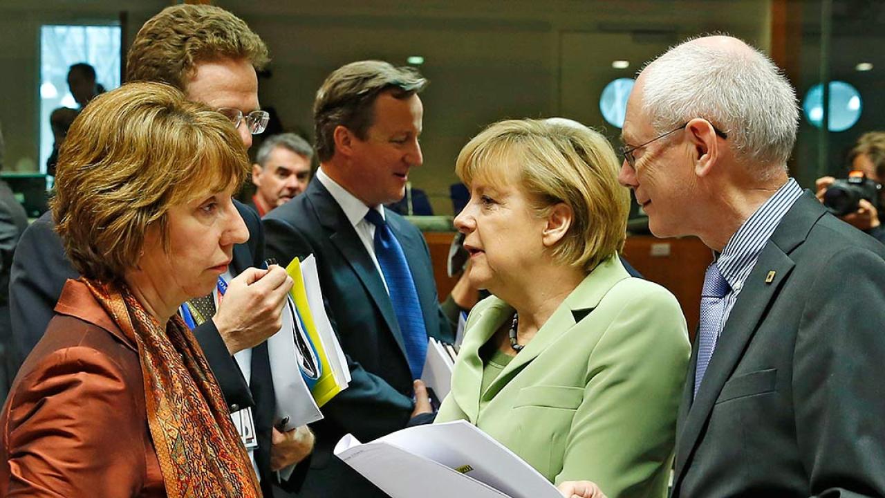 EU:s utrikeschef Catherine Ashton, Tysklands Angela Merkel och Europeiska rådets Herman Van Rompuy under diskussionerna om Serbiens medlemskapsförhandlingar. I bakgrunden skymtar Storbritanniens David Cameron.