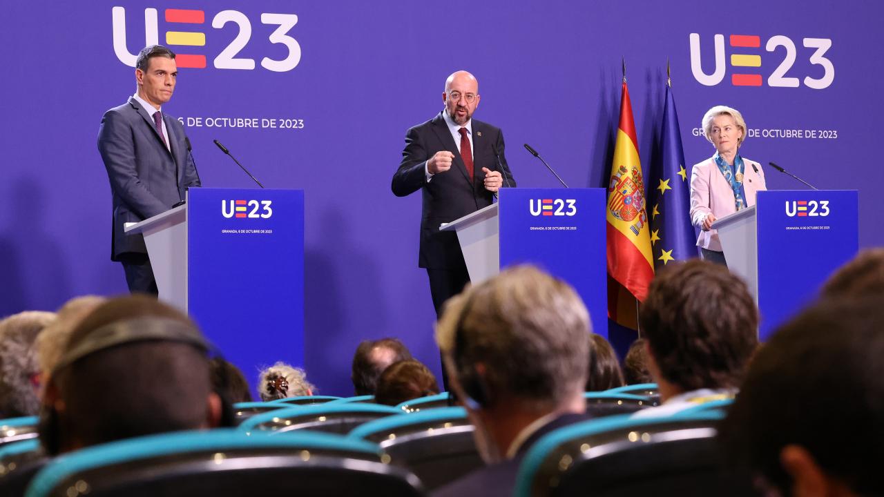Spaniens premiärminister Pedro Sanchez, Europeiska rådets ordförande Charles Michel och EU-kommissionens ordförande Ursula von der Leyen efter fredagens informella EU-toppmöte i Granada. 