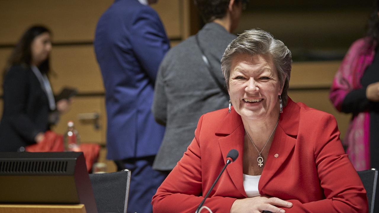 Sveriges arbetsmarknadsminister Ylva Johansson (S) under måndagens förhandlingar i Luxemburg.