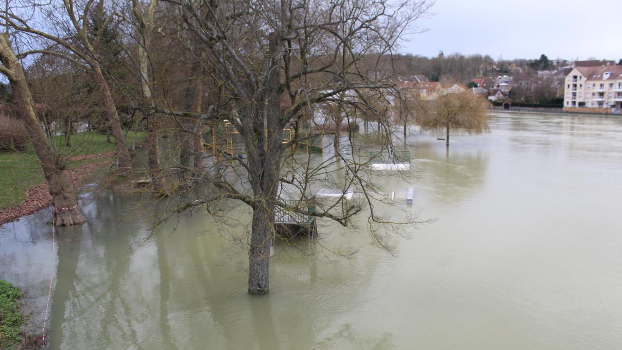 Översvämningar har i år drabbat flera platser i Europa. Bland annat i kommunen La Ferté-sous-Jouarre i norra Frankrike.