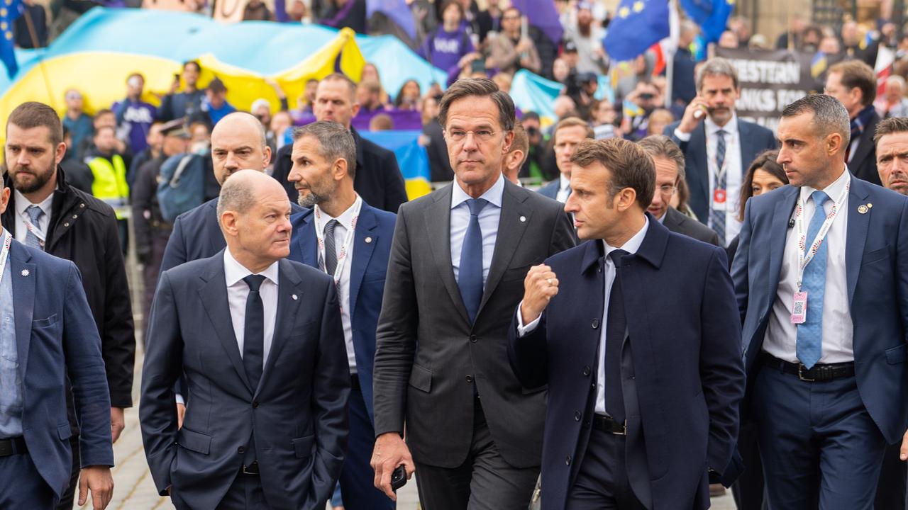 Den tyske förbundskanslern Olaf Scholz (till vänster) i samtal under förra veckans informella EU-toppmöte i Prag.