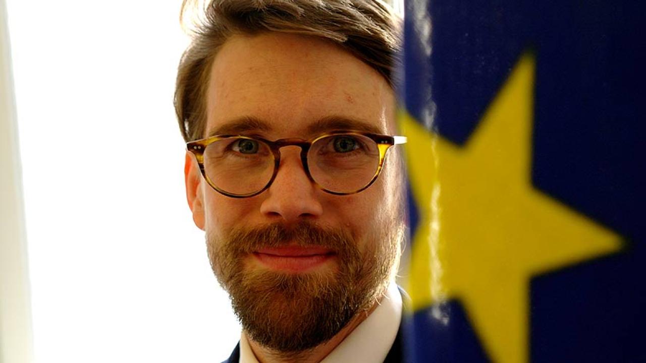 Folkpartiets Erik Scheller vill, tvärtemot allianspartiet Moderaterna, att Sverige går med i EU:s bankunion. Arkivbild.