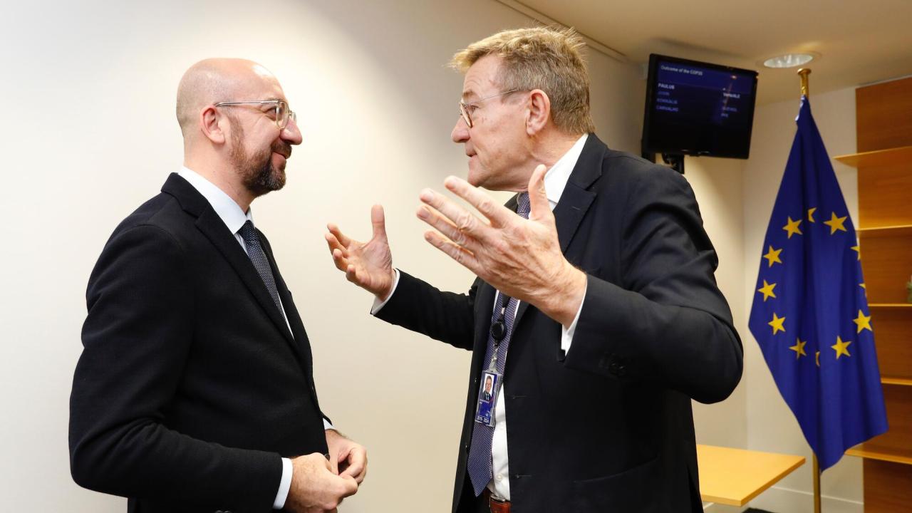 Europeiska rådets ordförande Charles Michel i samtal med EU-parlamentets huvudförhandlare om flerårsbudgeten, Johan Van Overtveldt. Arkivbild.