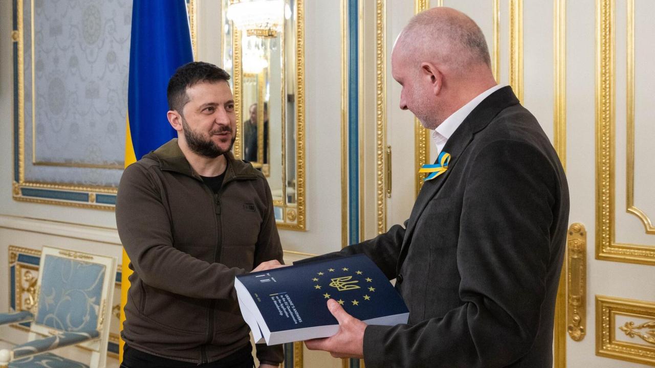 Den ukrainske presidenten Volodomyr Zelenskyj lämnar över svaren på frågeformuläret till EU:s Ukrainaambassadör Matti Maasikas. 
