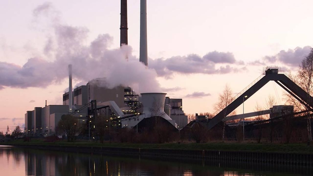 Tyskland vill ha nytt bindande mål för förnyelsebar energi. Samtidigt är brunkolsanvändningen på den högsta nivån sedan 1990 och landet vill bli kvitt all kärnkraft till 2022.  