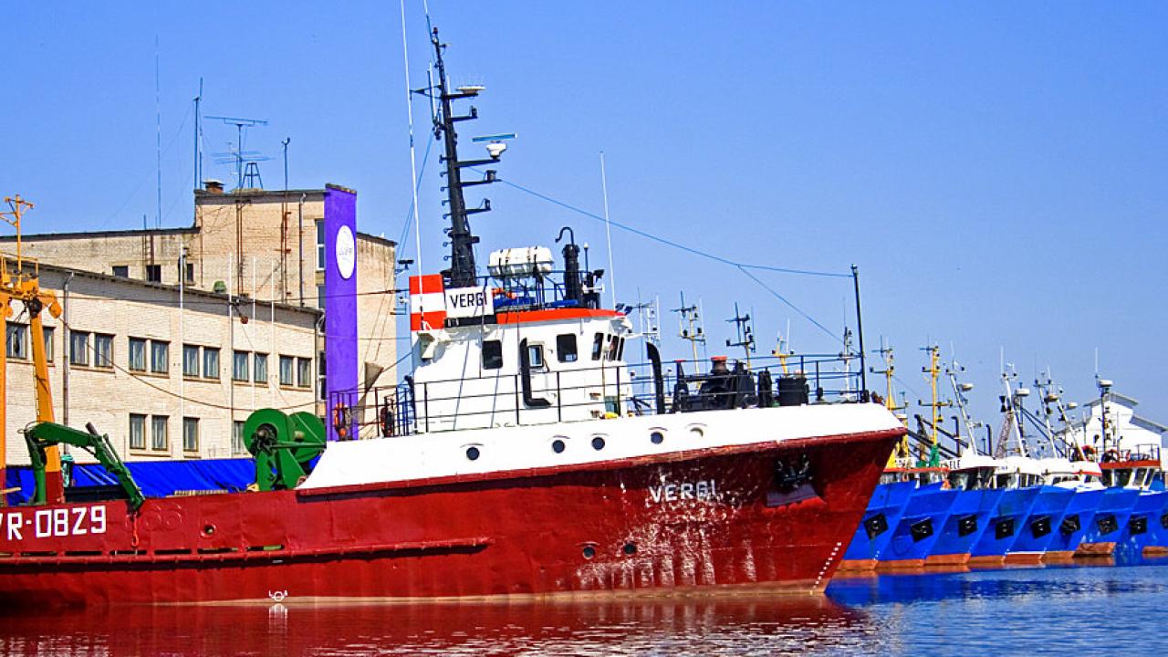 Lettiska fiskefartyg ligger i hamn. 