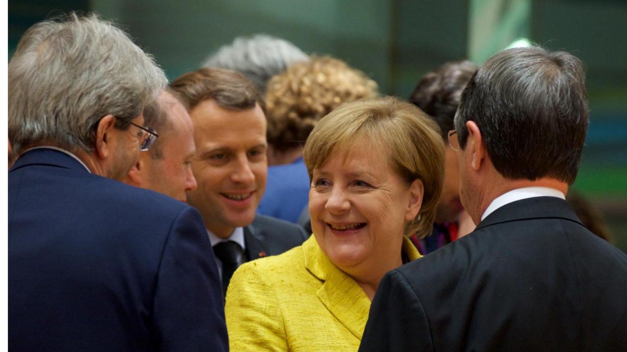 Sverige får stöd av Tysklands förbundskansler Angela Merkel i kravet på att alla EU-länder ska ta ansvar för flyktingar. 