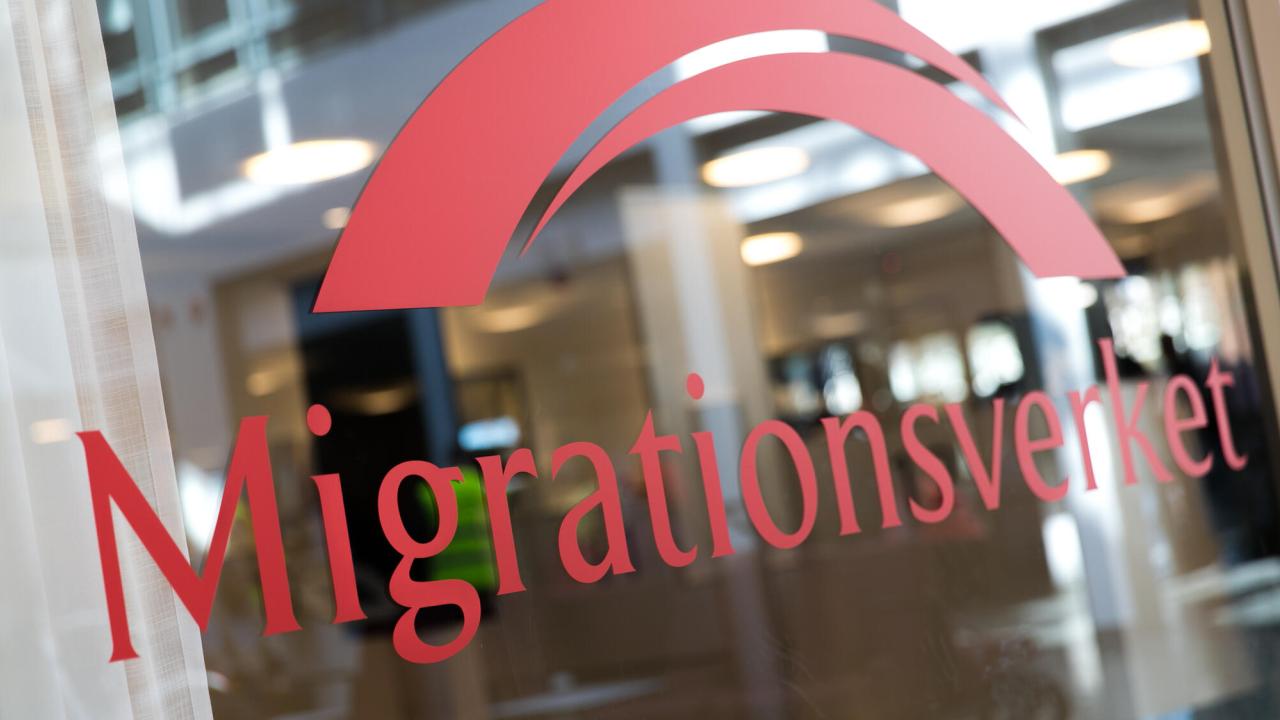 Genom att tillämpa så kallade säkra ursprungsländer vid bedömning av asylskäl kan asylsökande som kommer från dessa länder och saknar asylskäl lättare avvisas från Sverige.