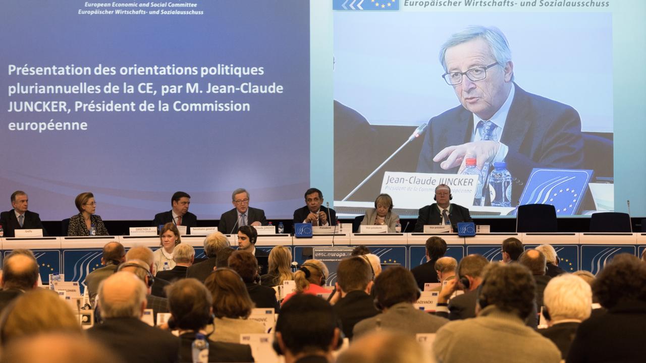 EU-kommissionens ordförande Jean-Claude Juncker talar i Ekonomiska och sociala kommittén där bland annat representanter från arbetsmarknadens parter finns. Arkivbild.
