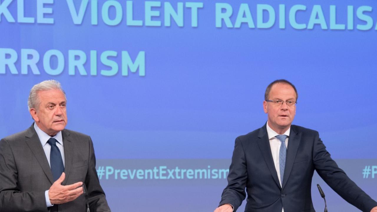 EU-kommissionärer Dimitris Avramopoulos och Tibor Navracsics.