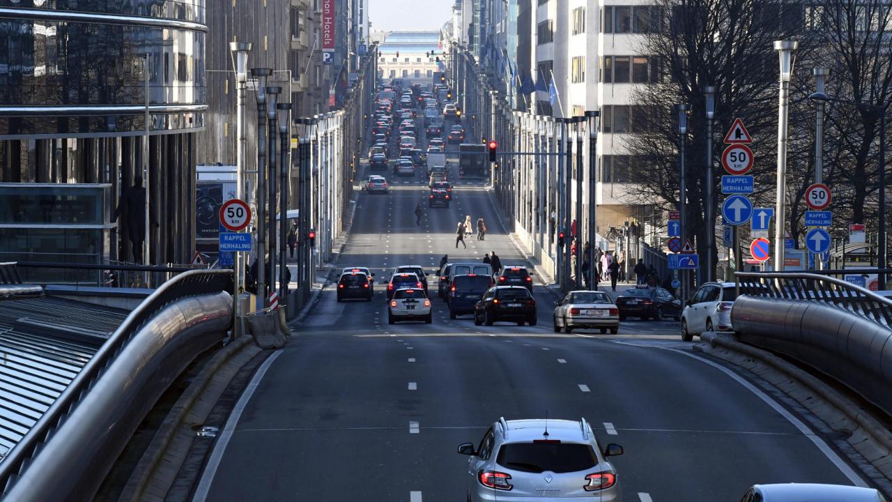 På onsdag tar EU-parlamentet ställning till hur mycket koldioxidutsläppen från personbilar ska minska.