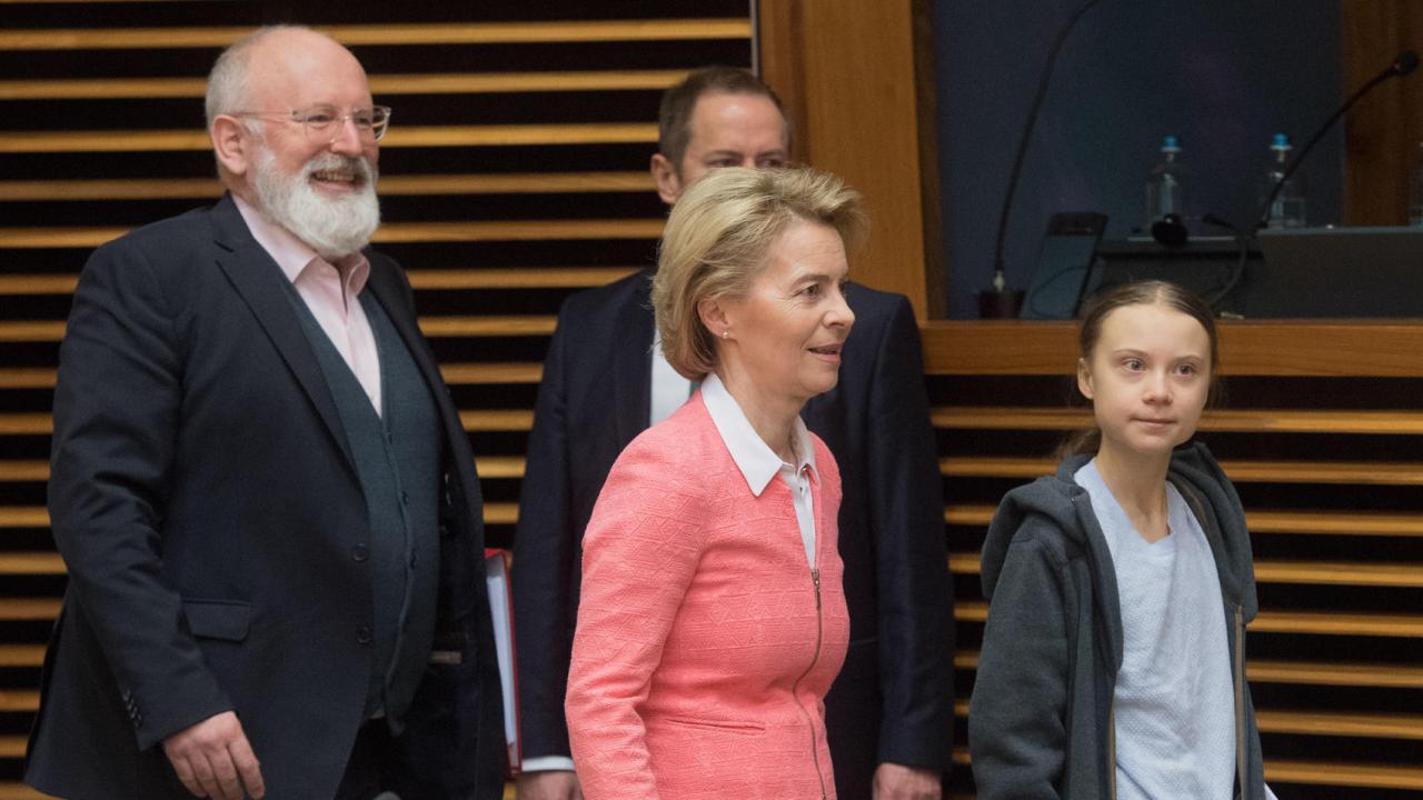 EU:s klimatkommissionär Frans Timmermans, EU-kommissionens ordförande Ursula von der Leyen och klimataktivist Greta Thunberg på onsdagens kommissionärsmöte i Bryssel. 