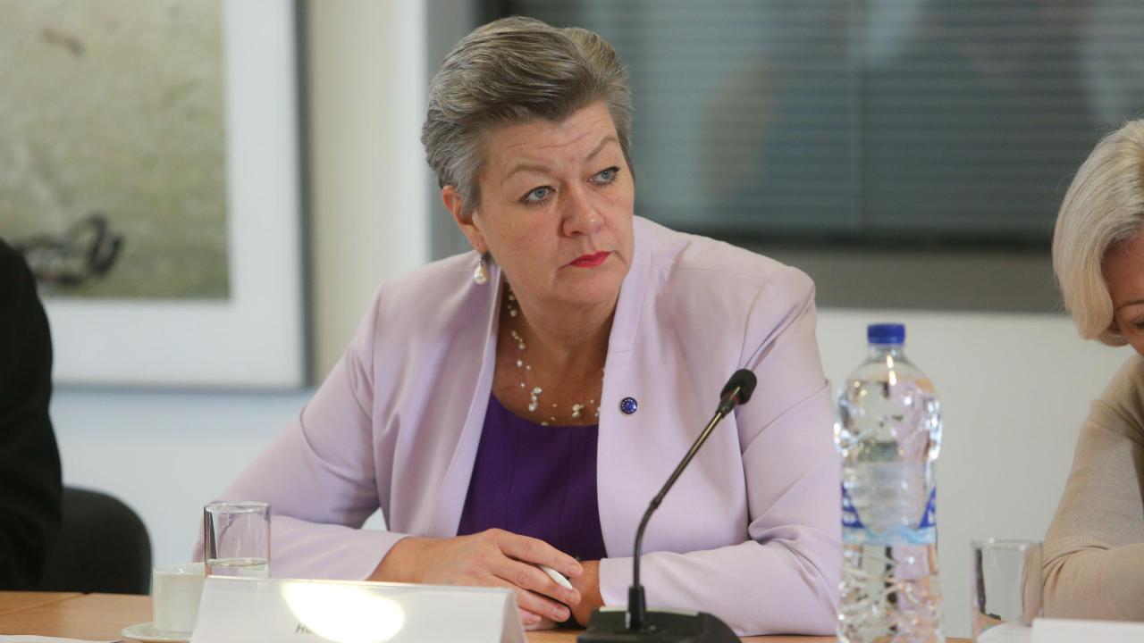 Ylva Johansson säger att de grekiska öarna redan är mer eller mindre i karantän, ingen får komma in i lägren.