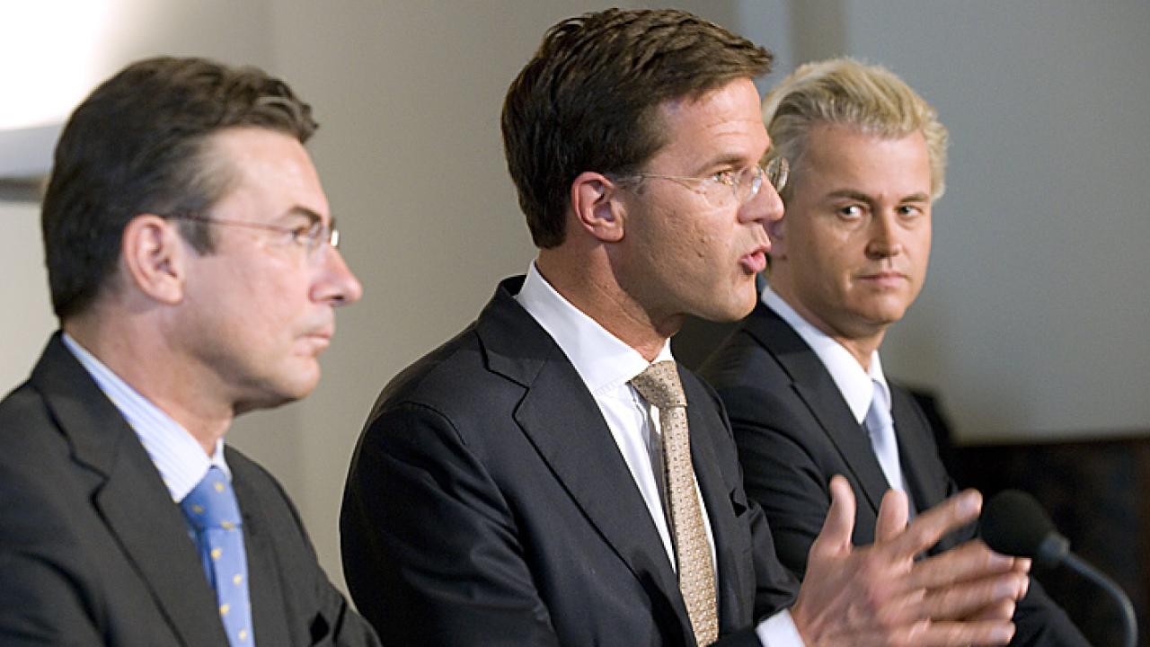 Regeringskoalitionens Maxime Verhagen (CDA) och Mark Rutte (VVD) får inte längre stöd av Geert Wilders Frihetsparti.