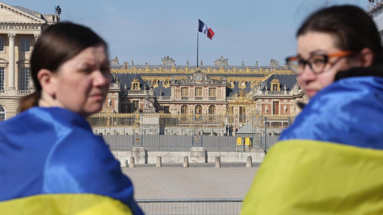 Aktivister till stöd för Ukraina framför palatset i franska Versailles där EU:s ledare träffas för toppmöte 10-11 mars 2022. 