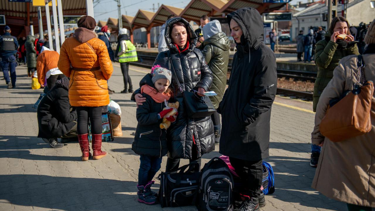 Ukrainska kvinnor bör få tillgång till hälsovård, kräver EU-parlamentet i en resolution. Kvinnorna på bilden har Inget med artikeln att göra. 
