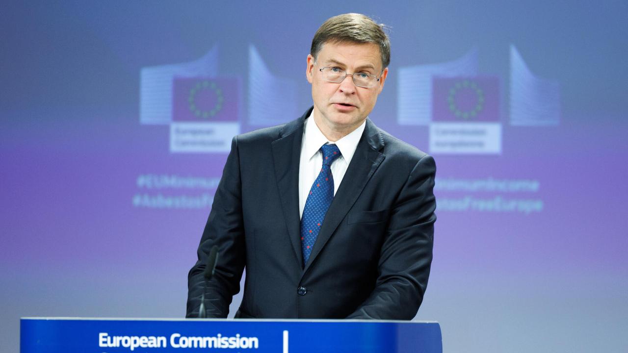 EU:s ekonomikommissionär Valdis Dombrovskis uppmanade på onsdagen medlemsländerna att modernisera sina sociala skyddsnät. 