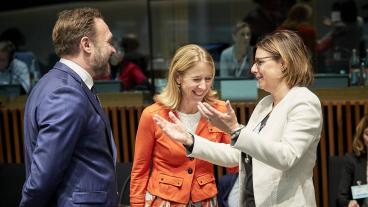 Längst till höger klimatminister Isabella Lövin (MP) i samtal med kollegor från Danmark och Nederländerna. Arkivbild.