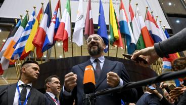 Europeiska rådets ordförande Charles Michel informerar journalister efter EU-toppmötets första dag.