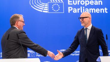 Danmarks näringsminister Morten Bødskov och EU-parlamentariker Jörgen Warborn (M) efter tisdagens uppgörelse.