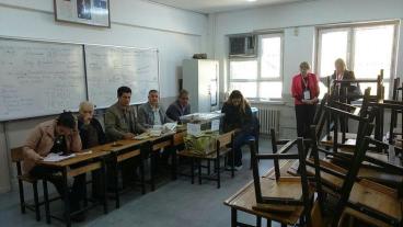 Valobservatörer från OSSE vid en vallokal i İzmir. 