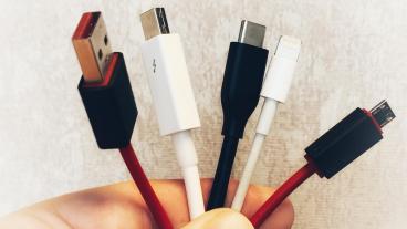 USB-C (i mitten av de fem kontakterna) ska blir den gemensamma för bärbar elektronik i EU från 2024. Arkivbild.