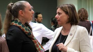 Miljö- och klimatminister Isabella Lövin (MP) till höger i bild i samtal med Luxemburgs miljöminister Carole Dieschbourg från Gröna partiet på EU:s ministerrådsmöte 5 mars 2019.
