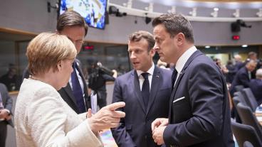 Fyra EU-ledare samtalar på torsdagens toppmöte. Tysklands Angela Merkel, Nederländernas Mark Rutte, Frankrikes Emmanuel Macron och Luxemburgs Xavier Bettel.