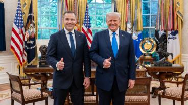 Polens nästa president Karol Nawrocki tillsammans med USA:s president Donald Trump i maj i år. Arkivbild.