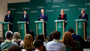 Från vänster: Thomas Byrne (statssekreterare för EU-frågor), Simon Harris (finansminister), Micheál Martin (premiärminister), Helen McEntee (utrikes- och handelsminister) och Seán Canney (statssekreterare för transportfrågor).