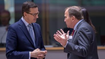 Polens premiärminister Mateusz Morawiecki i samtal med statsminister Stefan Löfven under ett tidigare EU-toppmöte. Arkivbild.