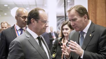 Frankrikes president François Hollande i samtal med statsminister Stefan Löfven under torsdagens EU-toppmöte.