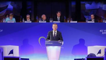 Donald Tusk talar vid Europeiska folkpartiets 40-årsfirande i Luxemburg. 