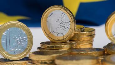 Euromynt mot EU-flagga